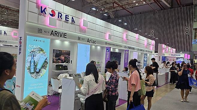 지난달 24일부터 26일까지 베트남 호찌민에서 열린 '2025 코스모뷰티 베트남' 전시회에 마련된 광주공동관에서 외국 바이어들이 상품을 보고 있다. 광주테크노파크 제공.