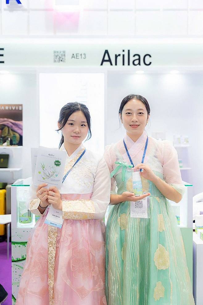 지난달 24일부터 26일까지 베트남 호찌민에서 열린 '2025 코스모뷰티 베트남' 전시회에 참가한 ㈜미나페이의 뷰티 상품을 모델들이 홍보하고 있다. ㈜미나페이 제공