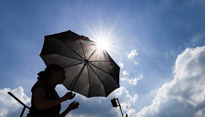 대구에 폭염경보가 이어진 지난 23일 동대구역 광장에서 한 시민이 양산을 쓰고 이동하고 있다.(사진=연합뉴스)