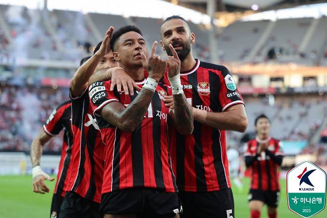 제시 린가드와 야잔(FC서울). 사진=한국프로축구연맹