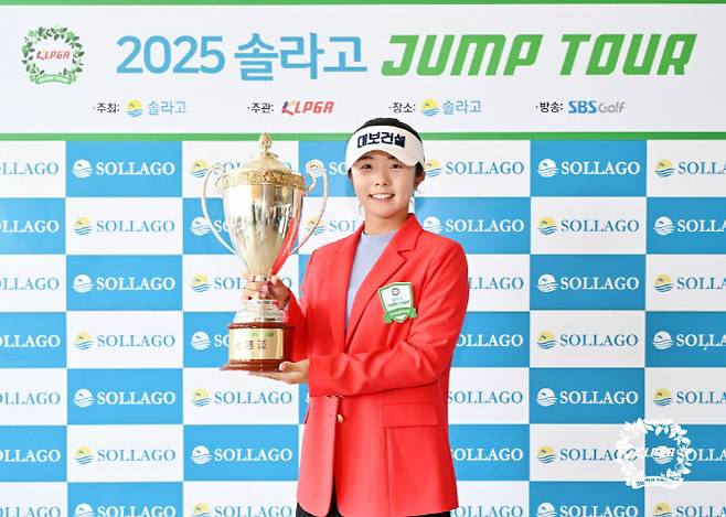 국가대표 출신의 여자 골프 유망주 양효진이 KLPGA 3부인 점프투어에서 우승트로피를 들어 올려 프로 첫 승을 신고했다. (사진=KLPGA)