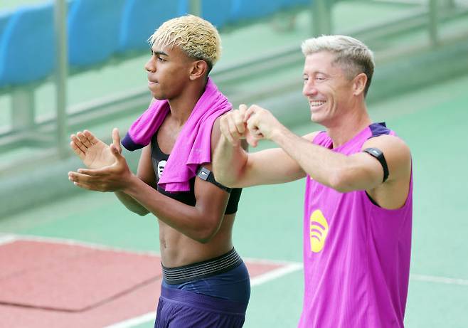 30일 오후 경기도 고양종합운동장에서 스페인 프로축구 FC바르셀로나의 레반도프스키와 라민 야말이 대화를 나누며 훈련장에 들어서고 있다. 사진=연합뉴스