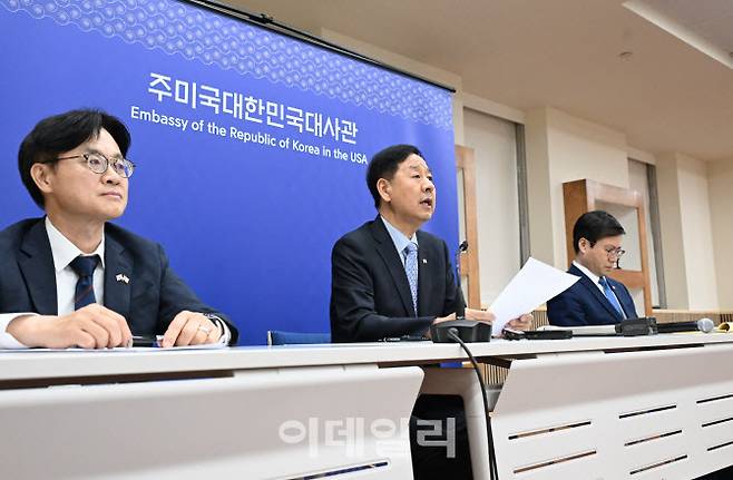 구윤철 경제부총리 겸 기획재정부 장관이 30일(현지시간) 미국 워싱턴DC 주미한국대사관에서 열린 ‘한-미 통상협의 결과브리핑’에서 발표문을 낭독하고 있다. 왼쪽부터 김정관 산업통상자원부 장관, 구윤철 부총리, 여한구 통상교섭본부장. (사진=기획재정부)