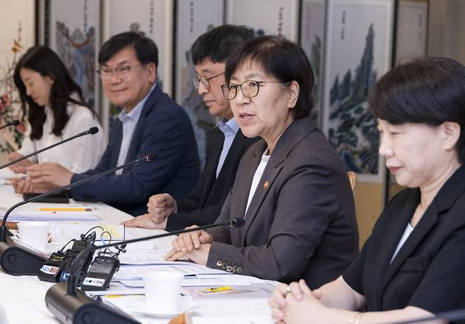 정은경(오른쪽 두 번째) 보건복지부 장관이 31일 종로구 정부서울청사에서 열린 제77차 중앙생활보장위원회에서 회의를 주재하고 있다. (사진=복지부 제공)