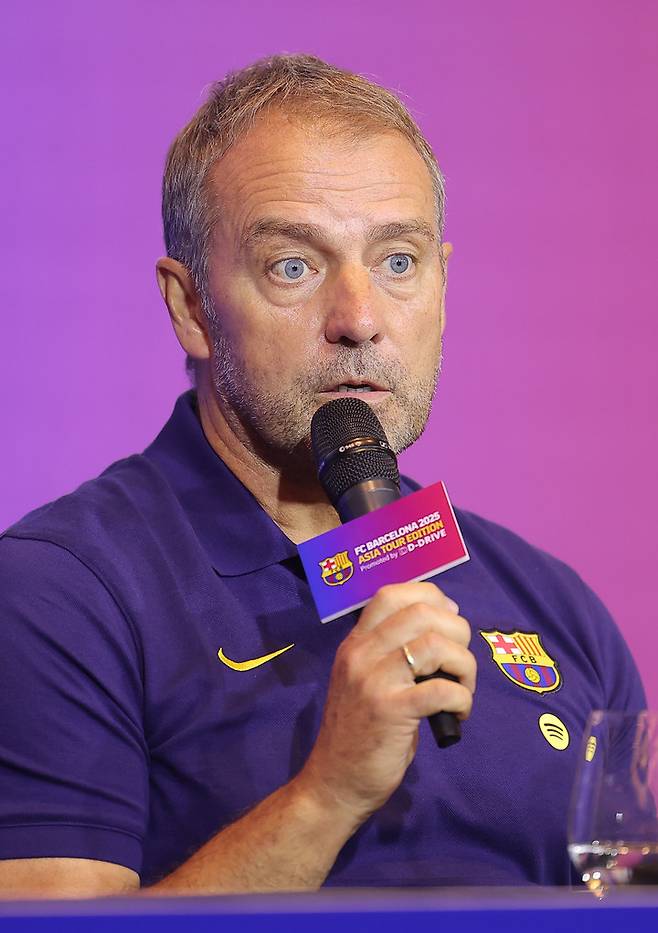 30일 서울 종로구 포시즌스 호텔에서 열린 기자회견에 참석한 FC바르셀로나 한지 플릭 감독