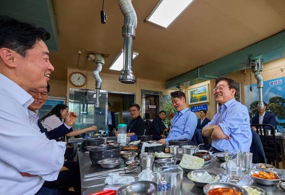 이재명 대통령이 31일 서울 용산 대통령실 인근 식당에서 강훈식 비서실장, 황인권 경호처장, 권혁기 의전비서관 등 참모진과 함께 점심 식사를 하고 있다. 〈사진=강훈식 비서실장 SNS〉