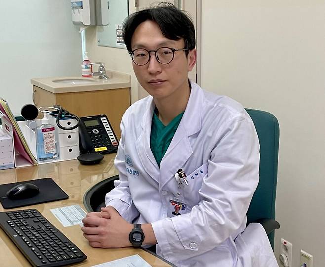 2일 서울 송파구 소재 서울아산병원에서 코메디닷컴과 인터뷰 중인 서울아산병원 노년내과 정희원 교수. 사진=코메디닷컴DB