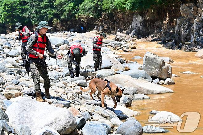 육군 39사단 장병들이 24일 경남 산청 일대에서 군견을 동원해 실종자 수색을 하고 있다.(육군 제공. 재판매 및 DB금지) 2025.7.24/뉴스1 ⓒ News1 민경석 기자