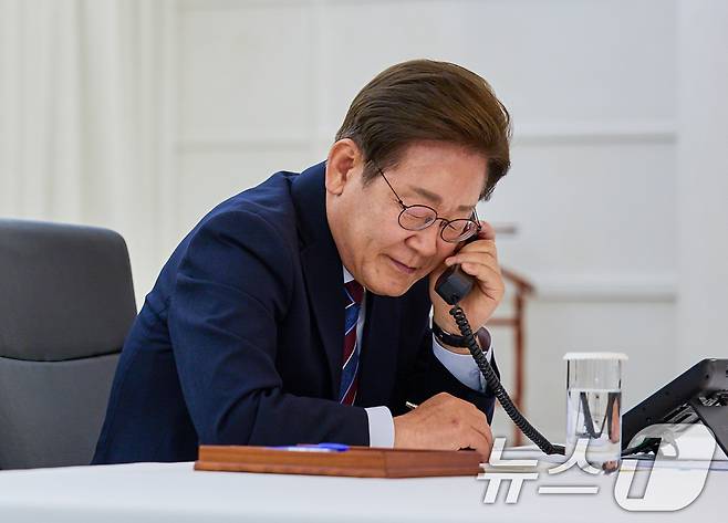 이재명 대통령이 6일 한남동 관저에서 도널드 트럼프 미국 대통령과 전화 통화를 하고 있다. (대통령실 제공. 재판매 및 DB 금지) 2025.6.6/뉴스1 ⓒ News1 허경 기자