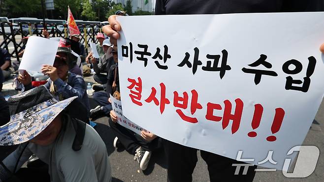 28일 서울 용산 대통령실 인근에서 열린 '한-미 상호관세 협상 농축산물 개방 반대 전국농축산인 결의대회'에서 농민들이 한·미 관세협상 농·축산물 개방 반대를 촉구하고 있다.  2025.7.28/뉴스1 ⓒ News1 박지혜 기자