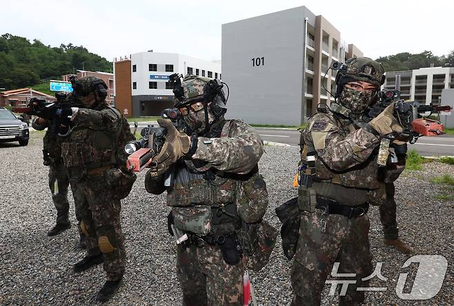 육군 51사단 장병들이 31일 오전 인천시 서구 도시지역전투훈련장에서 대테러 초동조치 및 도시지역 탐색격멸 훈련을 하고 있다. 이번 훈련은 51사단 예하 기동대대, 각 여단 기동중대, 사단 대테러초동조치부대 등 200여 명이 참가했다. 2025.7.31/뉴스1 ⓒ News1 김민지 기자