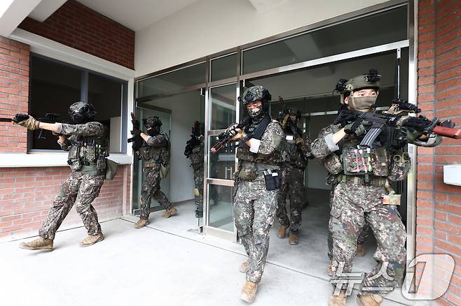 육군 51사단 장병들이 31일 오전 인천시 서구 도시지역전투훈련장에서 대테러 초동조치 및 도시지역 탐색격멸 훈련을 하고 있다. 2025.7.31/뉴스1 ⓒ News1 김민지 기자