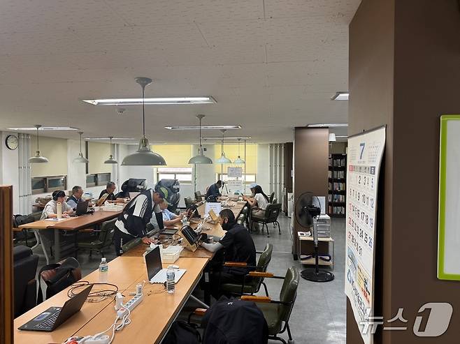 31일 오후 2시쯤 서울 중구 북창동 북창쉼터에서 쉬고있는 이동노동자들 모습