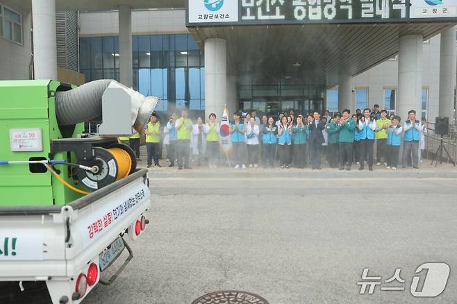 전북 고창군이 여름철 감염병 예방과 해충 퇴치를 위해 '연무소독' 방식을 도입했다.(고창군 제공. 재판매 및 DB금)