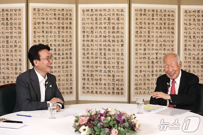 김민석 총리가 31일 서울 국무총리공관에서 열린 '제2차 K-토론나라 :미래대화'에서 신동식 한국해사기술 회장을 만나고 있다. (국무조정실 자료 제공)