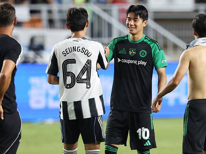 전진우(오른쪽)와 박승수가 30일 팀K리그와 뉴캐슬의 쿠팡플레이 시리즈 1차전이 끝난 뒤 대화하고 있다. 사진 | 수원=연합뉴스