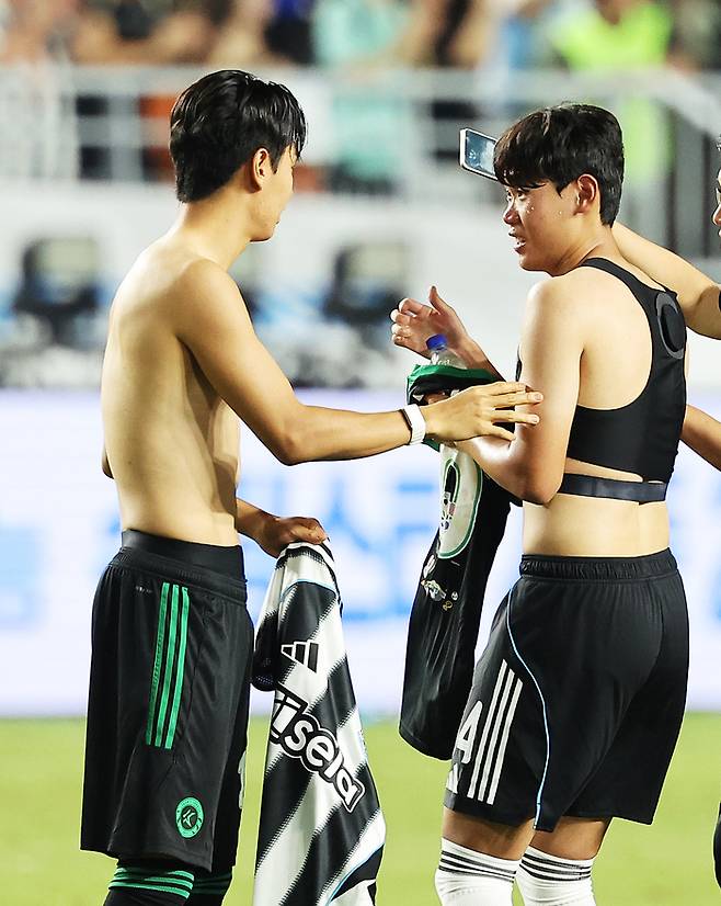 전진우(오른쪽)와 박승수가 30일 팀K리그와 뉴캐슬의 쿠팡플레이 시리즈 1차전이 끝난 뒤 유니폼을 교환하고 있다. 사진 | 수원=연합뉴스