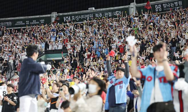 부산 사직야구장에서 열린 프로야구 경기에서 롯데 팬들이 응원하고 있는 모습. 사진 | 연합뉴스