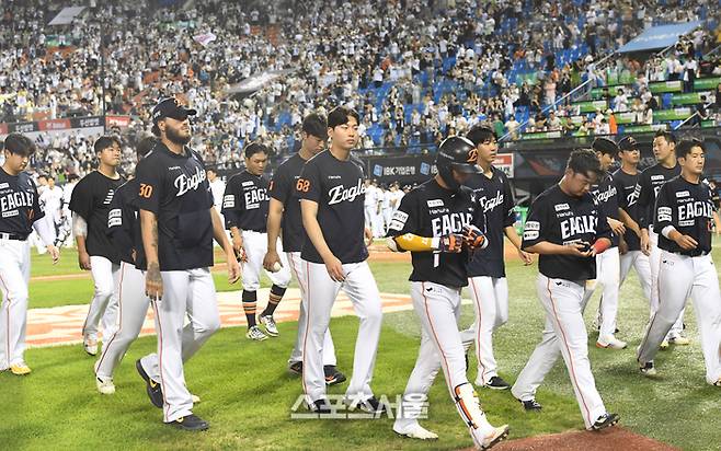 한화 선수들이 23일 잠실구장에서 열린 2025 KBO리그 두산과 경기에서 2-13으로 패한 뒤 더그아웃으로 들어가고 있다. 한화는 10연승 마감했다. 잠실 | 박진업 기자 upandup@sportsseoul.com