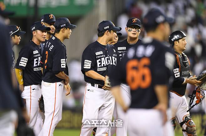 한화 선수들이 22일 서울 잠실구장에서 열린 2025 KBO리그 두산과 경기 승리 후 하이파이브를 하며 승리를 자축하고 있다. 잠실 | 최승섭기자 thunder@sportsseoul.com