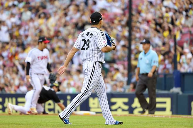 LG 손주영이 30일 서울 잠실구장에서 열린 2025 KBO리그 정규시즌 KT전에 이닝을 마친 후 더그아웃으로 들어가고 있다. 사진 | LG 트윈스
