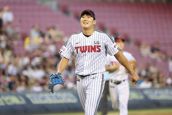 LG 손주영이 30일 서울 잠실구장에서 열린 2025 KBO리그 정규시즌 KT전에 이닝을 마친 후 더그아웃으로 들어가고 있다. 사진 | LG 트윈스