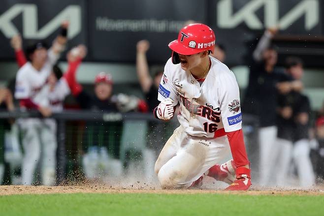 KIA 최원준이 8일 광주-기아 챔피언스 필드에서 열린 2025 KBO리그 한화전에서 8회말 득점에 성공한 후 포효하고 있다. 사진 | 광주=연합뉴스