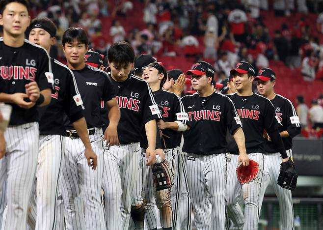 LG 선수들이 23일 광주-기아챔피언스필드에서 열린 2025 KBO리그 KIA전에서 연장 접전 끝에 6-5 승리를 거두고 하이파이브하고 있다. 사진 | 연합뉴스