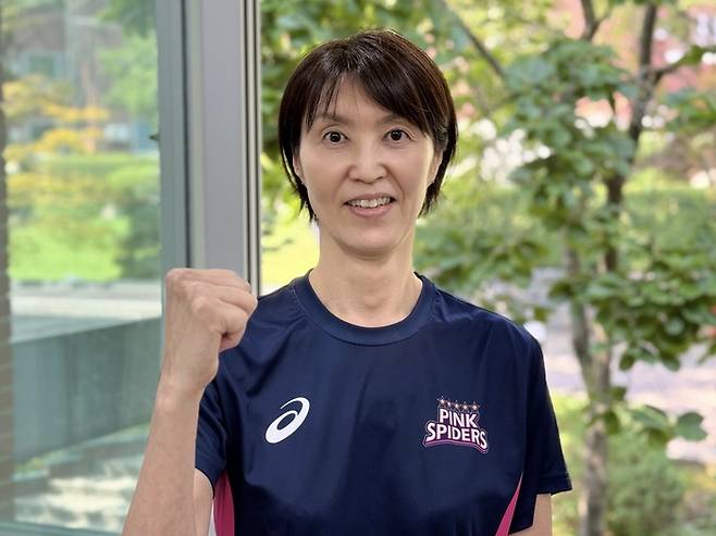 흥국생명 요시하라 토모코 감독이 29일 용인 흥국생명 연수원에서 본지와 인터뷰한 뒤 사진 촬영에 임하고 있다. 용인 | 정다워 기자