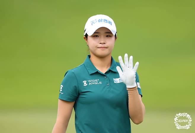 고지원이 31일 오로라 골프&리조트에서 열린 KLPGA투어 오로라월드 레이디스 챔피언십 1라운드에서 홀아웃하며 인사하고 있다. 사진 | KLPGA
