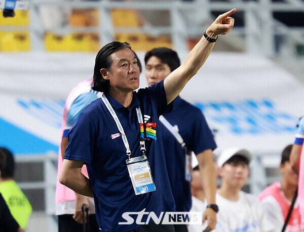 On the afternoon of 30th, the 2025 Kupang Play Series Newcastle United, Team K -League, and Kim Pan -gon's K -League coach, held at the Suwon World Cup Stadium in Suwon -si, Gyeonggi -do. /Photo = Newsis
