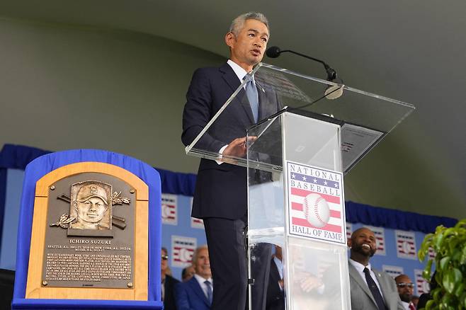 스즈키 이치로가 명예의 전당 헌액식에서 연설을 하고 있다. Imagn Images연합뉴스