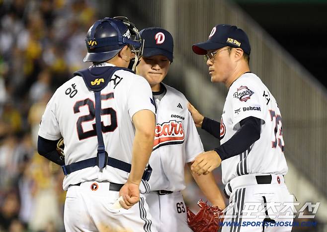 25일 잠실구장에서 열린 두산 베어스와 LG 트윈스의 경기. 9회초 1사 1,2루 조성환 감독대행이 마운드를 찾아 마무리 김택연을 격려하고 있다. 잠실=박재만 기자 pjm@sportschosun.com/2025.07.25/