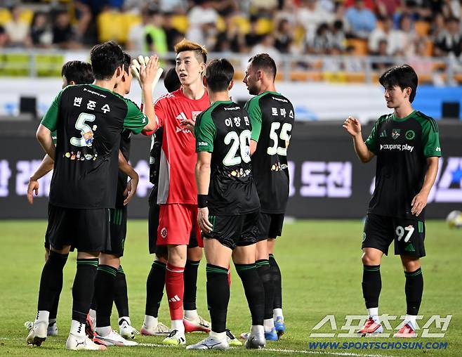30일 수원월드컵경기장에서 열린 팀K리그와 뉴캐슬의 경기, 팀K리그가 1대0으로 앞선 채 전반전을 마쳤다. 팀K리그릭 선수들이 기쁨을 나누고 있다. 수원=허상욱 기자wook@sportschosun.com/2025.07.30/