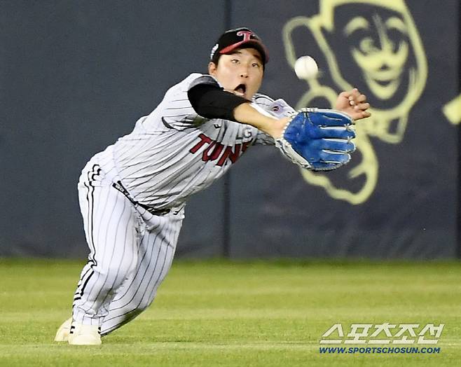 30일 서울 잠실구장에서 열린 KT-LG전. 6회초 2가 1루 황재균의 타구를 좌익수 박관우가 호수비로 잡고 있다. 잠실=정재근 기자 cjg@sportschosun.com/2025.7.30/