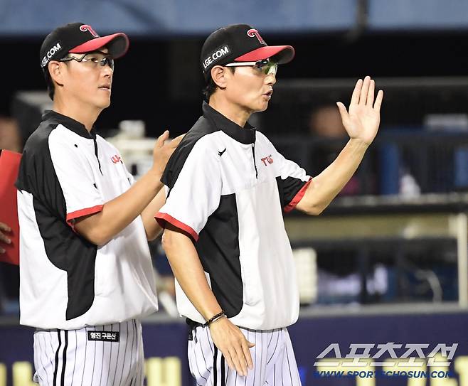 26일 잠실구장에서 열린 두산과 LG의 경기. LG가 두산에 승리하며 6연승을 기록했다. 경기 종료 후 선수들에게 박수를 보내고 있는 LG 염경엽 감독. 잠실=송정헌 기자songs@sportschosun.com/2025.07.26/