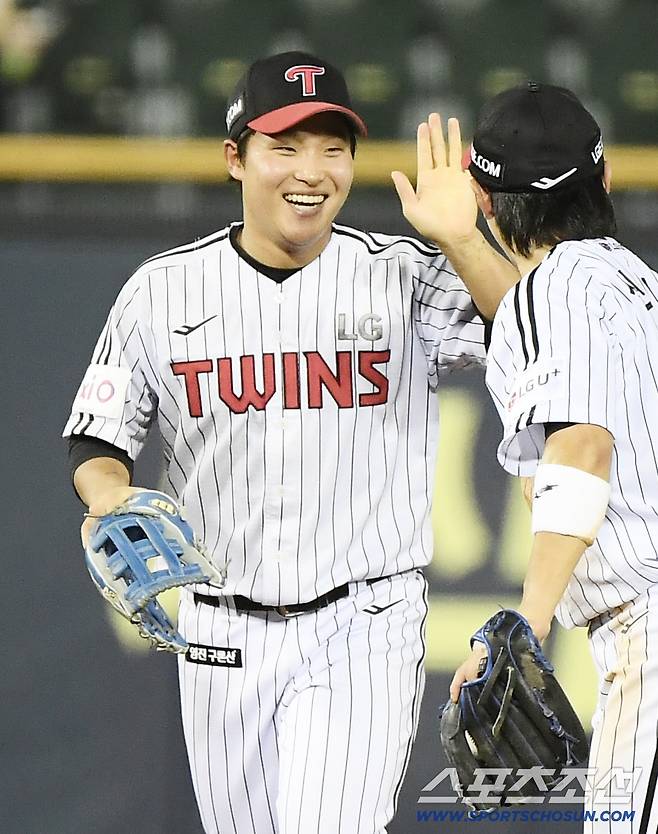 30일 서울 잠실구장에서 열린 KT-LG전. 6회초 2가 1루 황재균의 타구를 좌익수 박관우가 호수비로 잡은 후 환영받고 있다. 잠실=정재근 기자 cjg@sportschosun.com/2025.7.30/