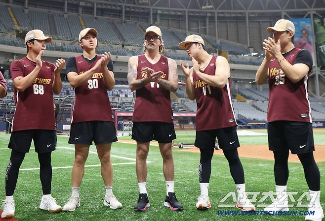 23일 서울 고척스카이돔에서 키움과 롯데의 주중 3연전 두 번째 경기가 열린다. 경기 전 키움 웰스가 동료들과 마지막 작별 인사를 나누고 있다. 고척=송정헌 기자songs@sportschosun.com/2025.07.23/