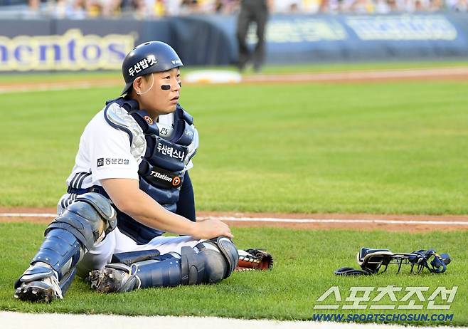 25일 잠실구장에서 열린 두산 베어스와 LG 트윈스의 경기. 두산 양의지가 수비 후 숨을 고르고 있다. 잠실=박재만 기자 pjm@sportschosun.com/2025.07.25/