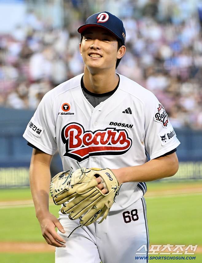 1일 잠실야구장에서 열린 삼성과 두산의 경기, 6회초 투구를 마친 두산 최민석이 미소짓고 있다. 잠실=허상욱 기자wook@sportschosun.com/2025.07.01/
