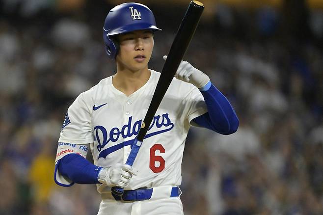 Jul 2, 2025; Los Angeles, California, USA;  Los Angeles Dodgers second baseman Hyeseong Kim (6) checks his bat during the fifth inning against the Chicago White Sox at Dodger Stadium. Mandatory Credit: Jayne Kamin-Oncea-Imagn Images

<저작권자(c) 연합뉴스, 무단 전재-재배포, AI 학습 및 활용 금지>