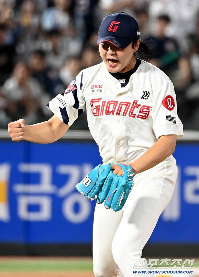 8일 부산사직야구장에서 열린 두산과 롯데의 경기, 7회초 2사 2루 정철원이 김민석을 삼진처리하며 환호하고 있다. 부산=허상욱 기자wook@sportschosun.com/2025.07.08/