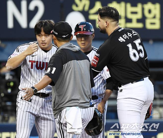 31일 서울 잠실구장에서 열린 KT-LG전. 3회말 1사 1, 3루 손용준이 헤드샷에 맞았다. 직구 헤드샷을 던진 헤이수스가 퇴장 당하며 손용준에게 사과하고 있다. 잠실=정재근 기자 cjg@sportschosun.com/2025.7.31/