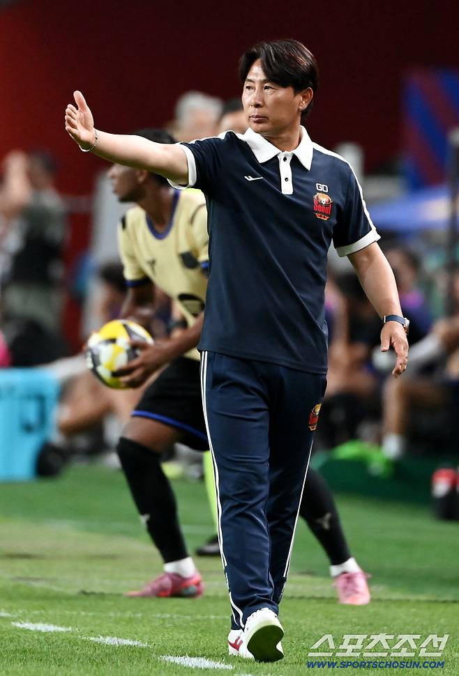 31일 서울월드컵경기장에서 열린 FC 바르셀로나와 FC 서울의 경기, 서울 김기동 감독이 작전지시를 하고 있다. 상암=허상욱 기자wook@sportschosun.com/2025.07.31/