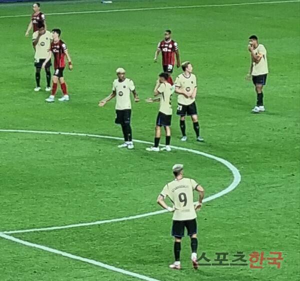 실점 이후 언쟁을 벌이는 라민 야말과 페드리. ⓒ스포츠한국 김성수 기자