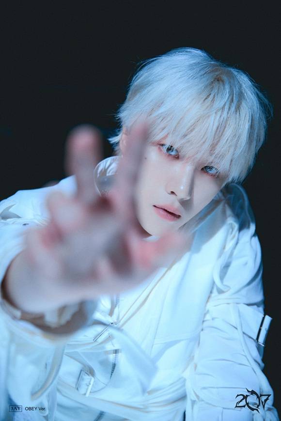 그룹 아이콘(iKON)의 김진환이 솔로 앨범 '207'을 발매한다. '207'에는 다양한 장르의 9개 트랙이 수록됐다./143엔터테인먼트