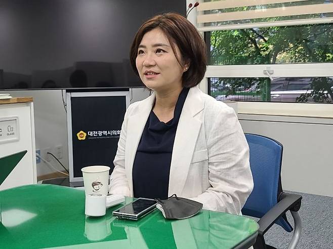 김소연 변호사가 31일 대전시의회 기자실에서 기자간담회를 갖고 국민의힘 최고위원 출마 배경에 대해 설명하고 있다.(사진=모석봉 기자)