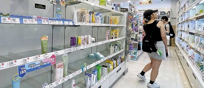 텅 빈 진열대 - 지난 27일 ‘민생 회복 소비 쿠폰’을 사용할 수 있는 서울 시내 한 올리브영 매장 진열대가 거의 텅 빈 모습이다. 프랜차이즈인 올리브영은 직영점이 아닌 가맹점인 경우 소비 쿠폰을 쓸 수 있어, 일부 매장에선 소비 쿠폰을 쓰는 손님이 몰려 상품이 동나는 일이 생기고 있다. /연합뉴스