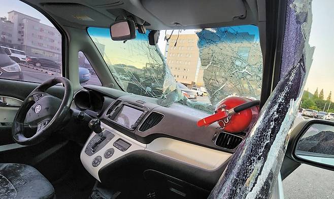 지난 28일 오후 3시 38분쯤 울산 북구의 한 병원 주차장에서 30대 남성이 스토킹하던 여성에게 흉기를 휘두른 사건이 발생했다. 이 남성이 차량을 타고 도주하려고 하자 주변에 있던 시민들이 소화기 등을 던지며 저지했다. 남성은 출동한 경찰에 검거됐다./연합뉴스