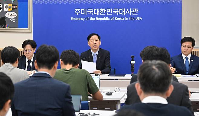 구윤철 경제부총리 겸 기획재정부 장관(가운데)이 31일 미국 워싱턴 DC 주미 한국대사관에서 브리핑을 하고 있다. /기획재정부·뉴스1